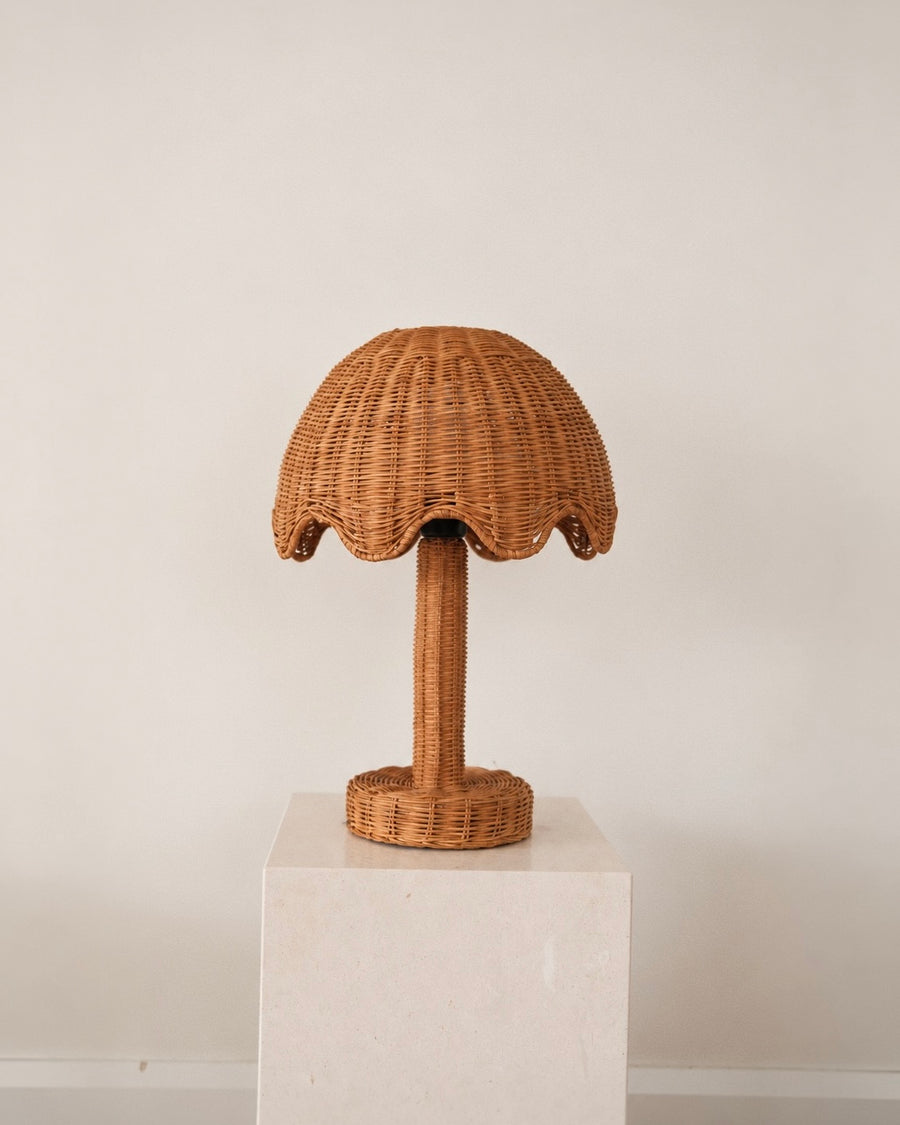 Rattan Scalloped Table Lamp