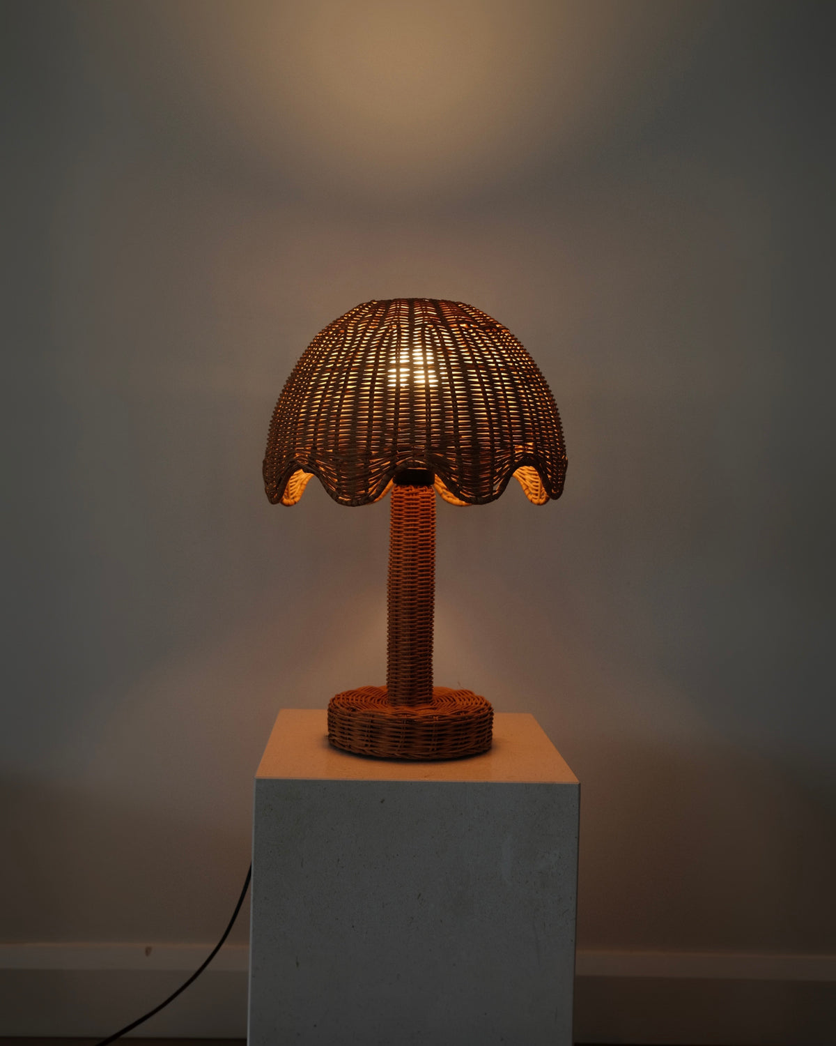 Rattan Scalloped Table Lamp